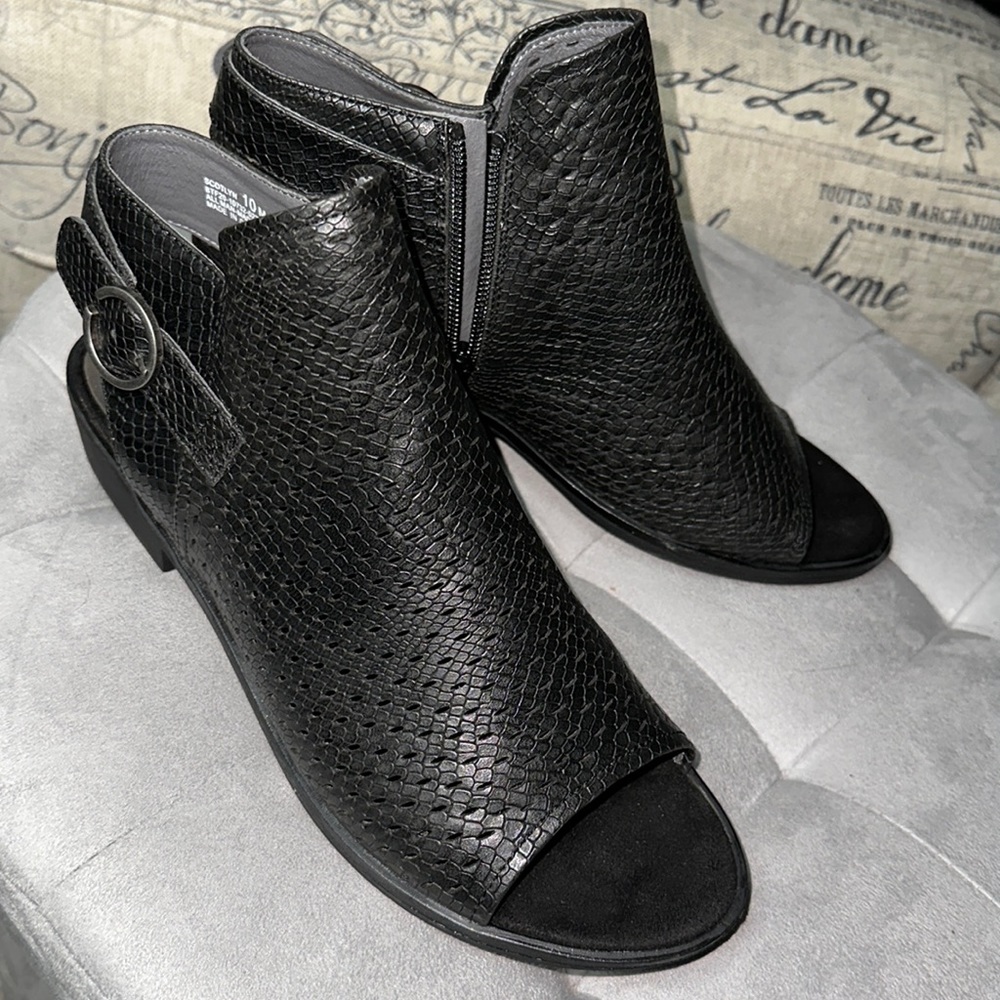 BareTraps Scotlyn  Perforated Peep Toe Faux Leather New Without Box Size 10M